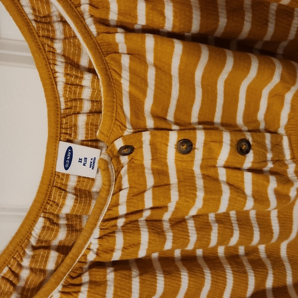 Old Navy 3x Plus flutter sleeved top - Picture 2 of 3